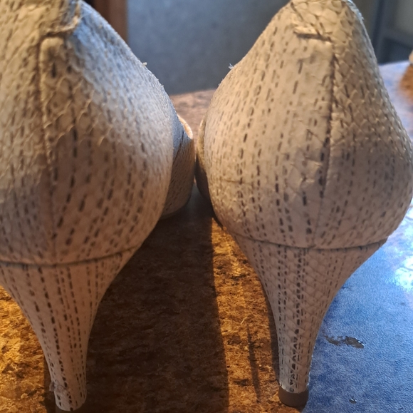 TALBOTS SKYLAR DEEP-V Sexy Dressy Embossed UPPER 2 1/2" Pumps Size 9 M - Picture 5 of 10